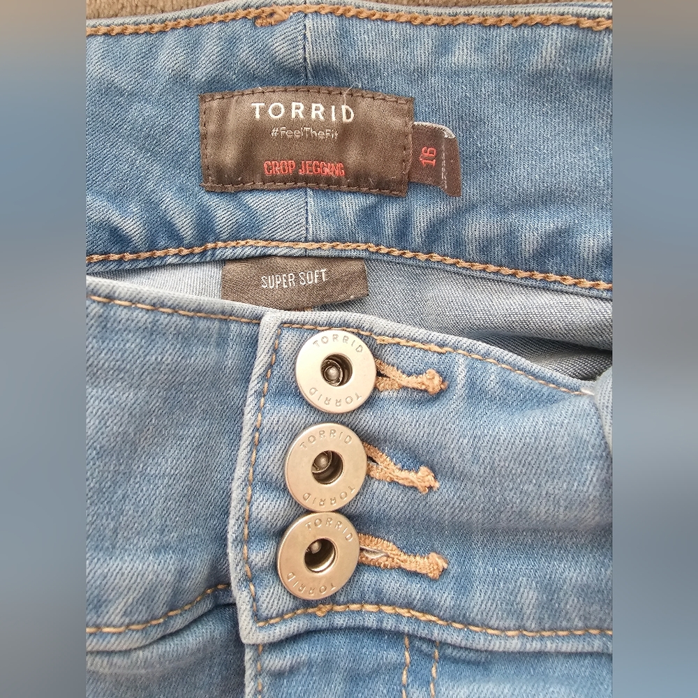 Torrid Crop Leggings Three button Size 16 Light Blue Jean